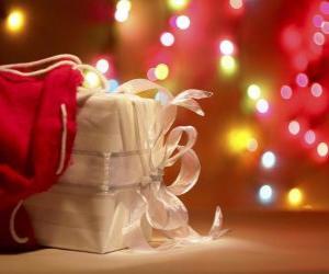 Puzzle Χριστουγεννιάτικο δώρο τυλιγμένο σε λευκό χαρτί και διακοσμημένο με ένα τόξο